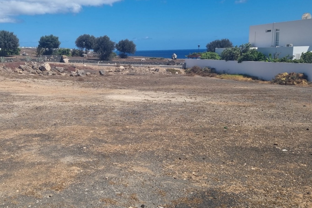 Well positioned building plot for sale in Puerto Calero - Puerto Calero - lanzaroteproperty.com