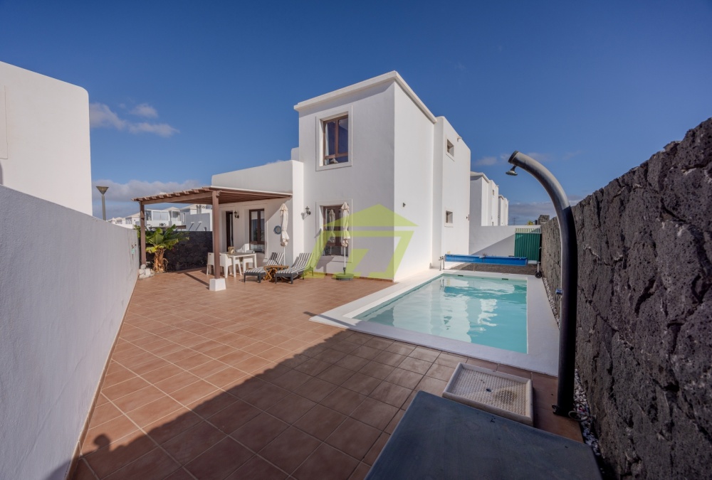 Detached 3 bedroom home in gated community, short stroll to the promenade in Playa Blanca - calle hortencia - lanzaroteproperty.com