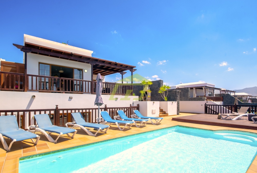 Spectacular 5 bedroom villa with private heated pool in Playa Blanca - Playa Blanca - lanzaroteproperty.com