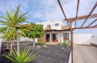 Well presented 2 bedroom villa with mountain views in Playa Blanca - Calle japon - Property Picture 1