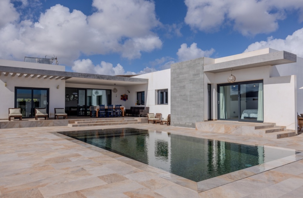Luxury 3 bedroom villa with private pool in Costa Teguise - calle uruguay - lanzaroteproperty.com